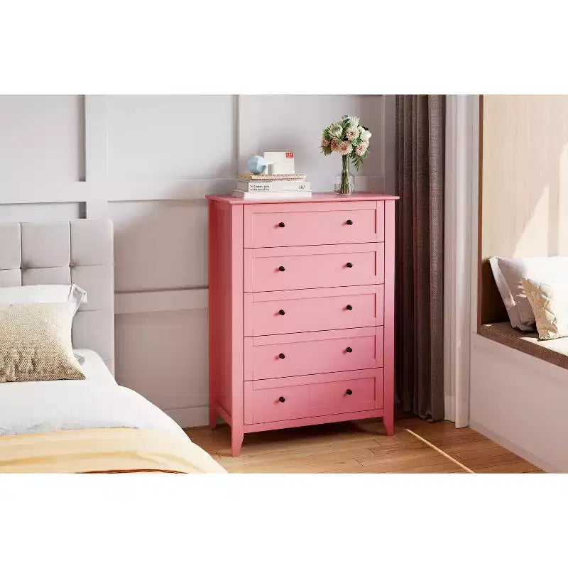 Comò a 5 cassetti alto 108 cm per camera da letto, mobile contenitore in legno con cassetti profondi 30 cm e pomelli in metallo dorato, ideale per ingresso o corridoio