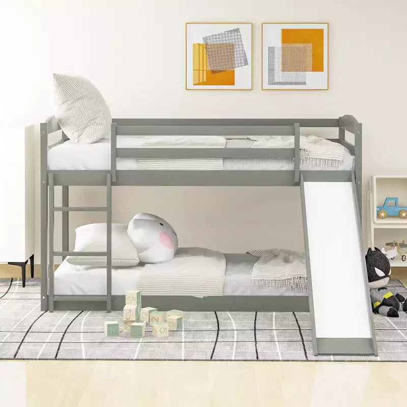 Letto a castello per bambini Twin-Over-Twin con scivolo, scaletta e sponda di sicurezza – Pino/MDF, 79.3"P x 84.4"L x 46.5"A, Grigio