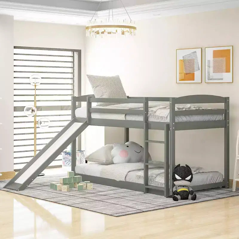 Letto a castello per bambini Twin-Over-Twin con scivolo, scaletta e sponda di sicurezza – Pino/MDF, 79.3"P x 84.4"L x 46.5"A, Grigio