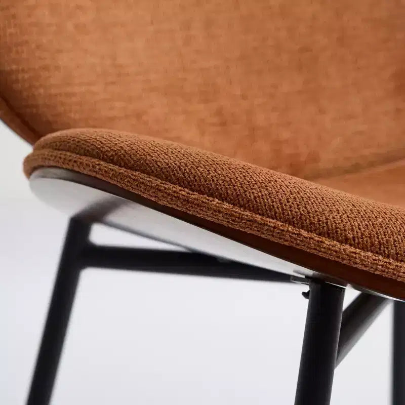 Sedia da pranzo Mid-Century Modern Shell – Rivestimento in tessuto, gambe in metallo con finitura noce, capacità 150 kg