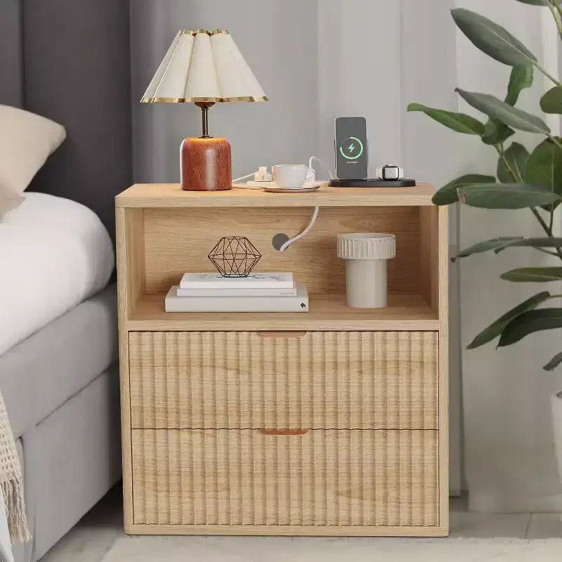 Comodino rustico scanalato con stazione di ricarica, comodino Mid-Century da 58 cm con 2 cassetti e ripiano aperto