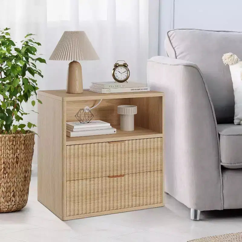 Comodino rustico scanalato con stazione di ricarica, comodino Mid-Century da 58 cm con 2 cassetti e ripiano aperto