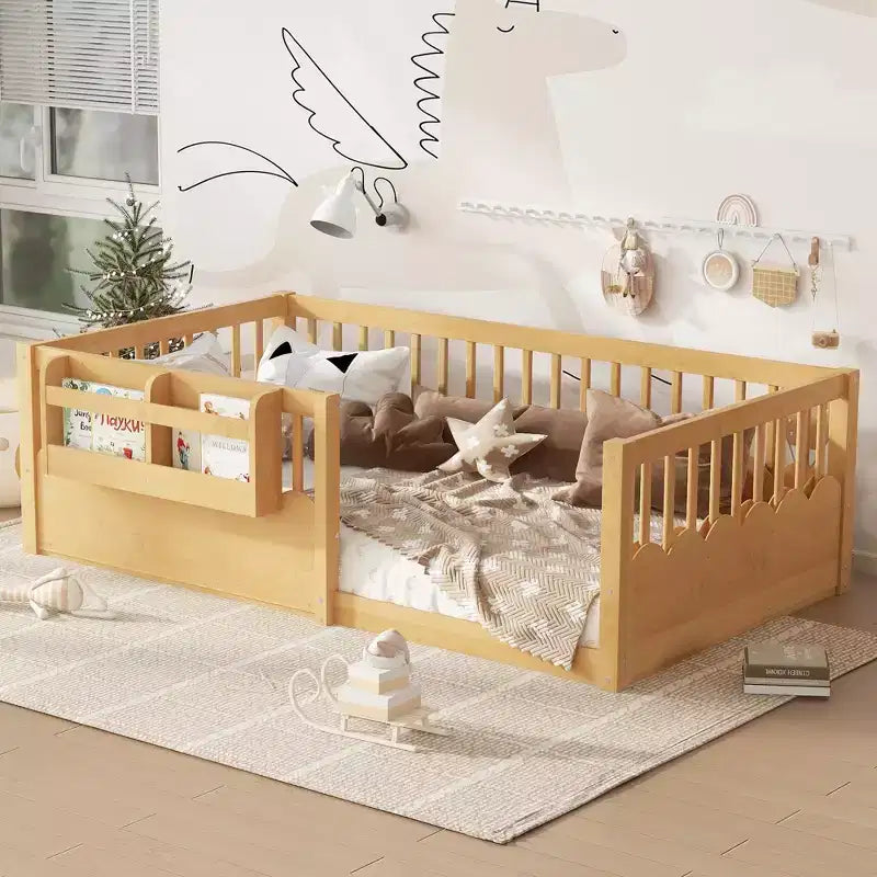 Letto a terra per bambini Bellemave con recinzione rialzata e libreria, struttura letto matrimoniale in legno Montessori per bambine e bambini