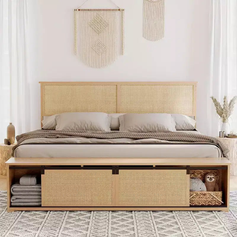 Struttura Letto Boho Farmhouse in Rattan Naturale, Testiera con Luci LED e Cassettiere a Scomparsa, Gambe di Supporto in Legno Massello.